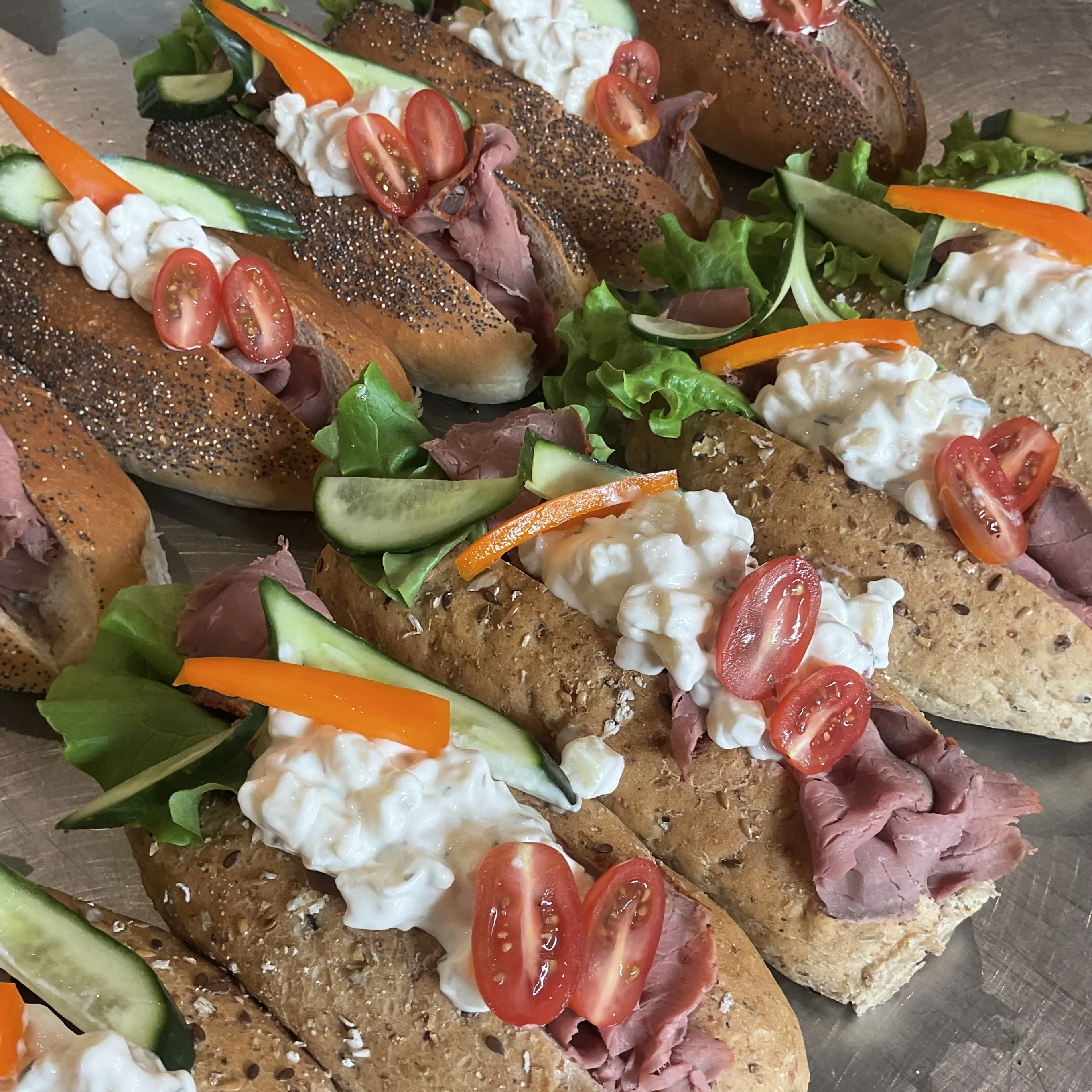 Rostbiff och potatissallad baguette
