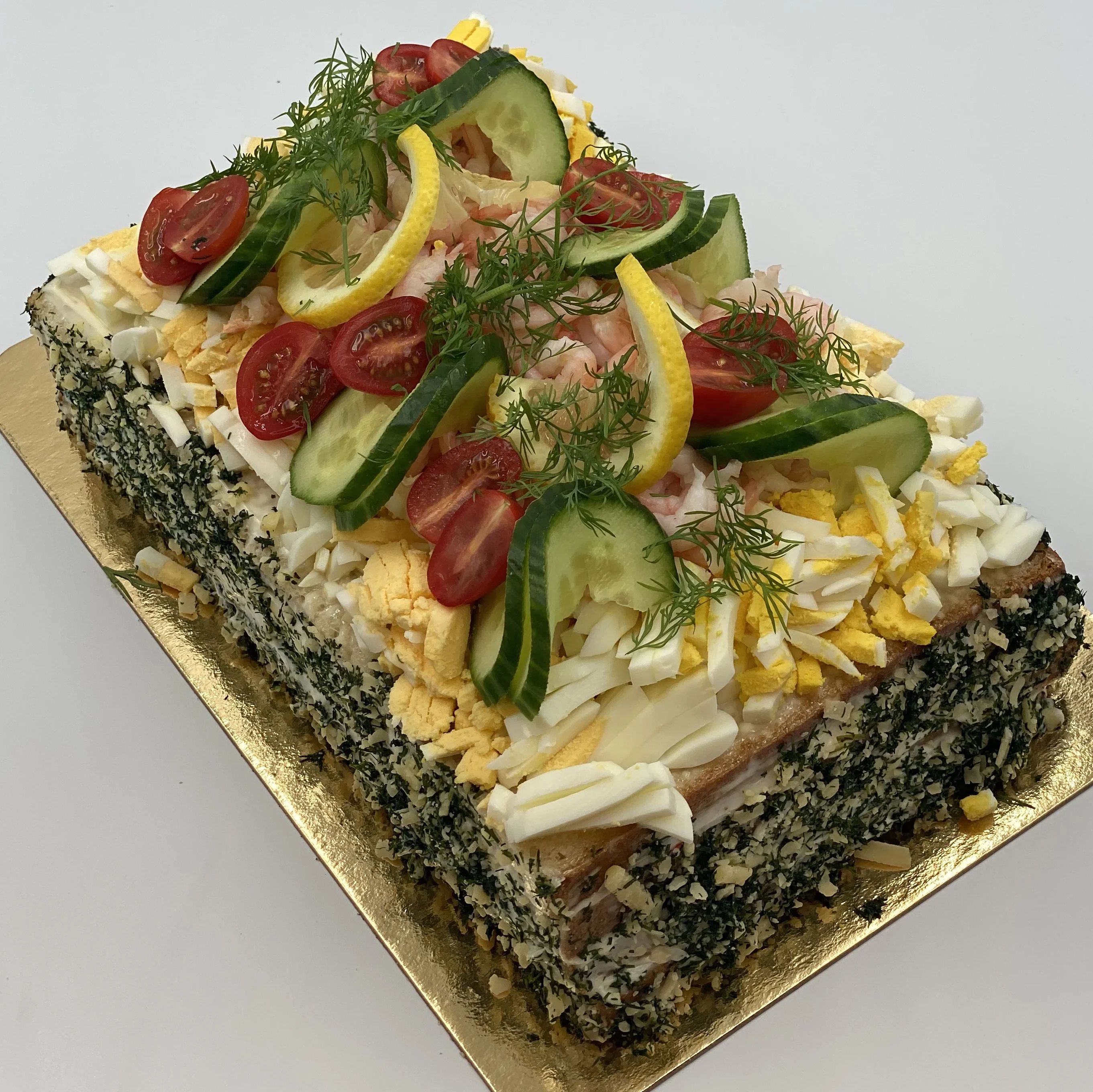 smörgåstårta med räkor, tomat, gurka, ägg