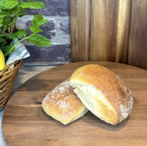 VETEMJÖL, surdeg av VETE, vatten, salt, jäst, mjölbehandlingsmedel (E300). Kan innehålla spår av: ägg, mjölk, hasselnötter, valnötter, mandel och sesamfrön.