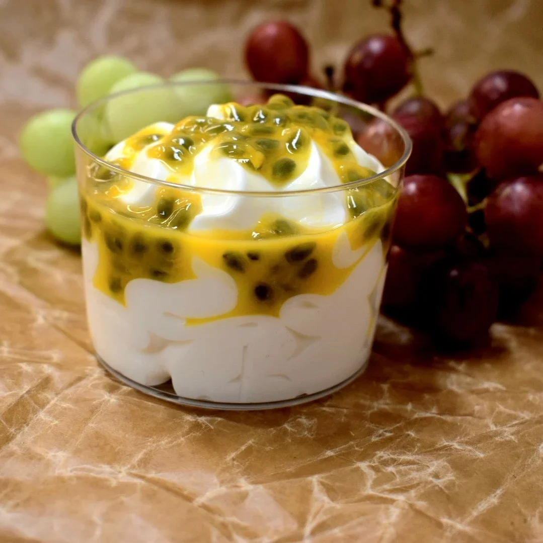 Vit chokladpannacotta med passionsfrukt