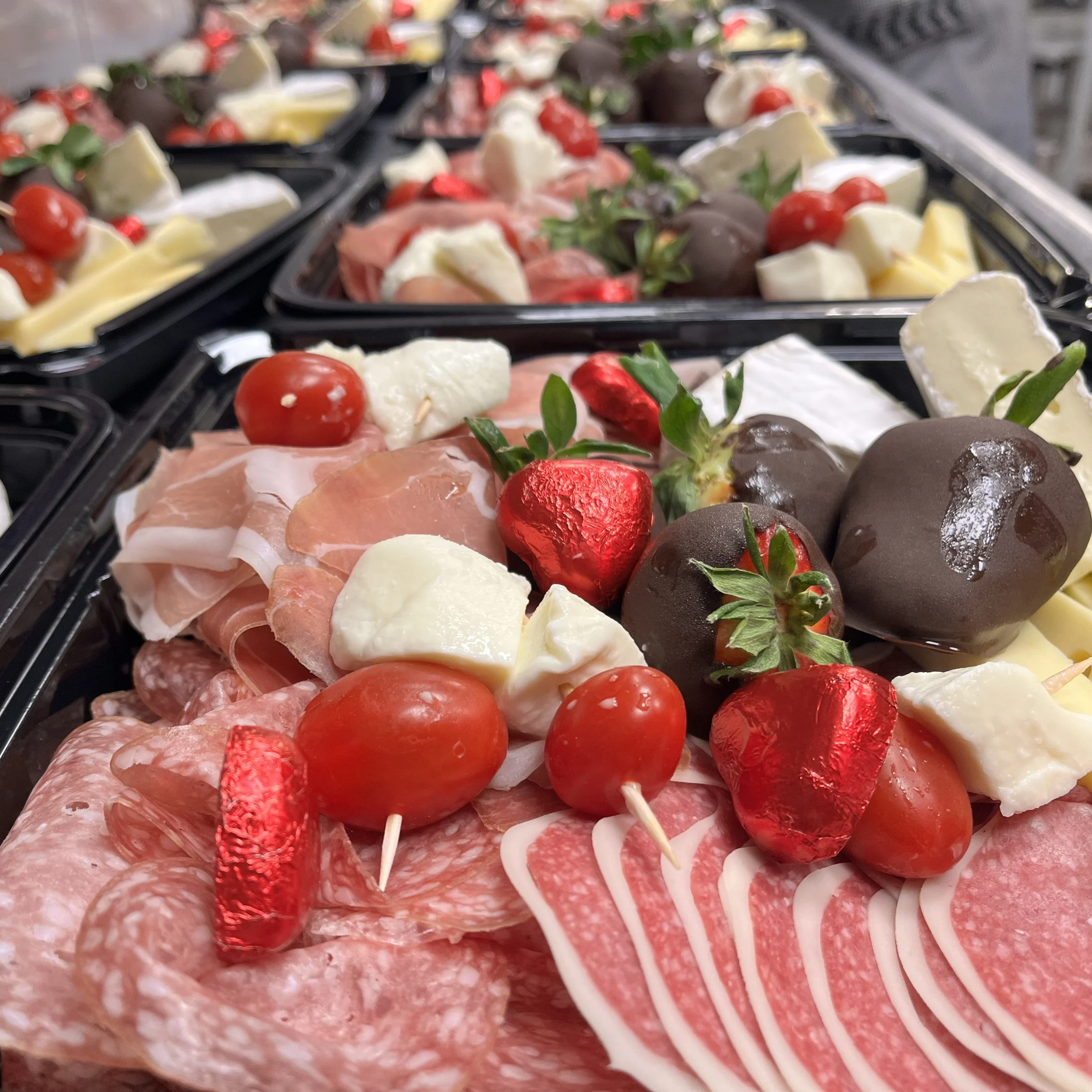 Charkbricka för två, salami, ost, choklad, egenproducerad, delikatessen, maxifamiljen