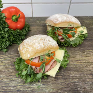 Två styck frallor fyllda med ost,skinka samt grönsaker