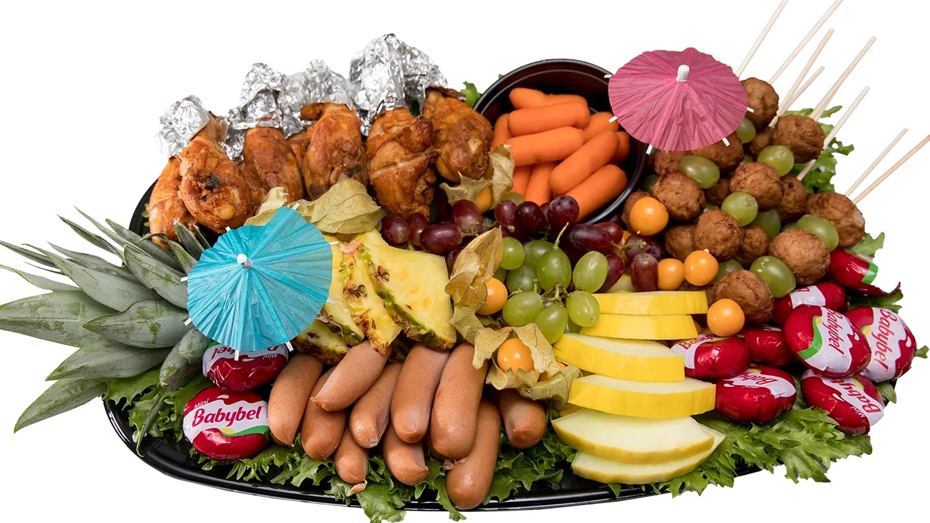 Bricka med drumsticks, prinskorv, köttbullar, babybelost och säsongens frukt o grönsaker.