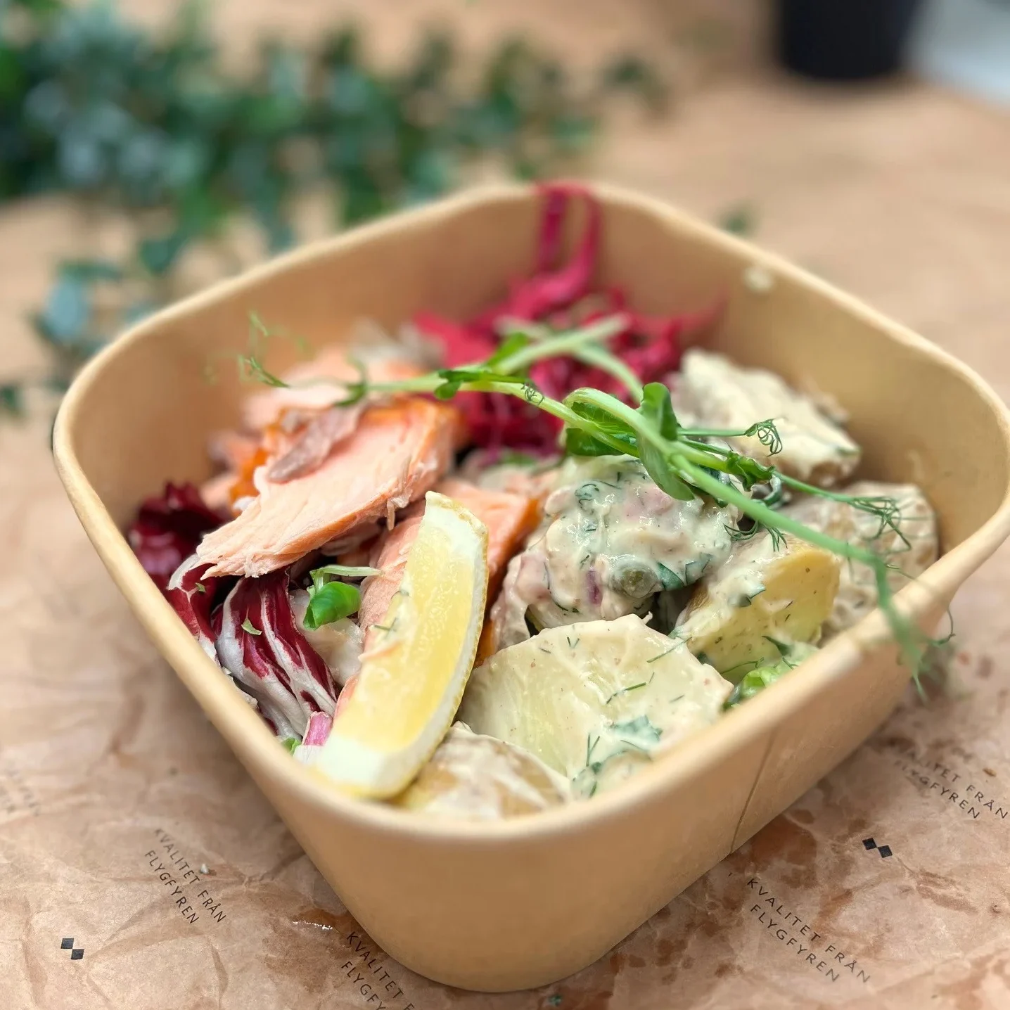 Sallad med varmrökt lax & potatissallad