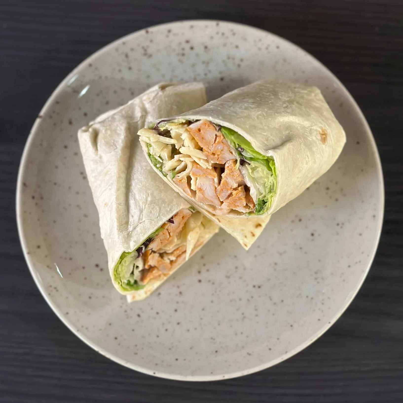 Härlig wrap med krispig sallad, kyckling, bacon, caesardressing, grana padano & tomat
