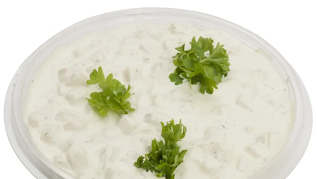 Krämig potatissallad med gräddfil, crème fraîche och majonnäs.