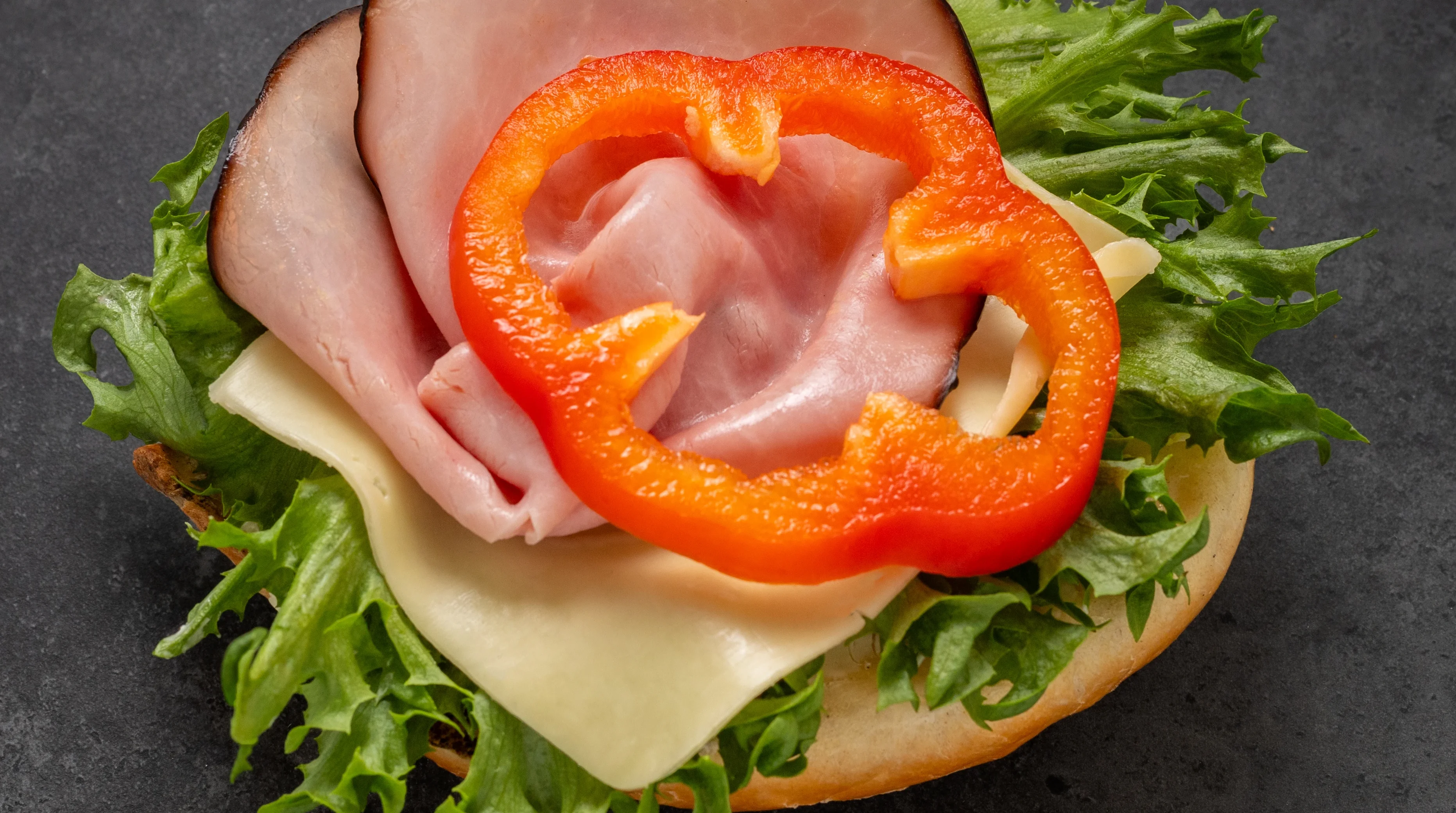 En av våra populära mackor med ost och skinka