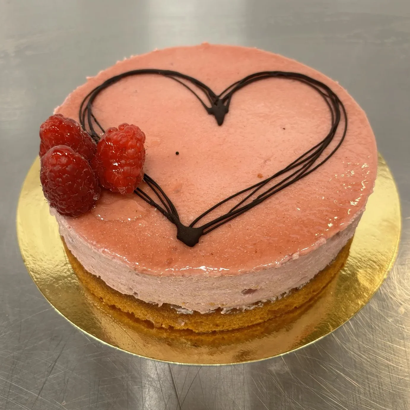 Krämig hallonmousse på en saftig botten bakad med mandelmassa. Fri från gluten och laktos