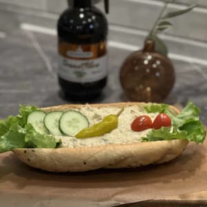Baguette fylld med vår egna krämiga kebabröra toppad med grönsaker & feferoni.