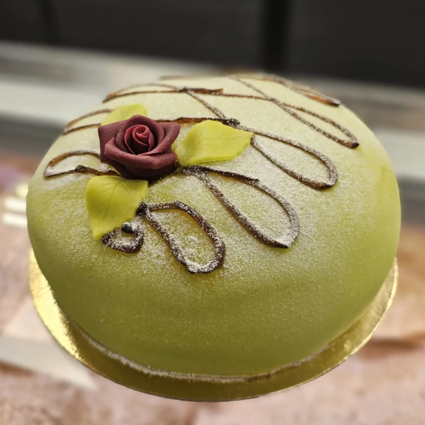 Här har vi Gunillas Operatårta går att få med rosa eller grön marsipan, den är fylld med vaniljkräm, hallonsylt och grädde.