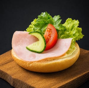 Thekaka från eget bageri, smör, sallad, ost, skinka, gurka och tomat.