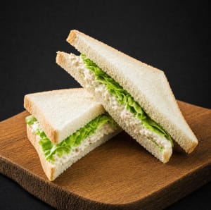 trekantssmörgås med skinkröra och isbergssallad