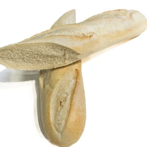 Lång vetebaguette, perfekt till salladen eller fatet