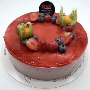 Hallonmousse tårta gjord på hallonpure och vispgrädde. Ljusa sockerkaksbottnar, hallonsylt och vaniljkräm.   Dekoreras med färska bär och frukter efter säsong.