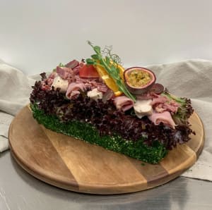Smörgåstårtstubbe med kyckling, bacon och rökt skinka