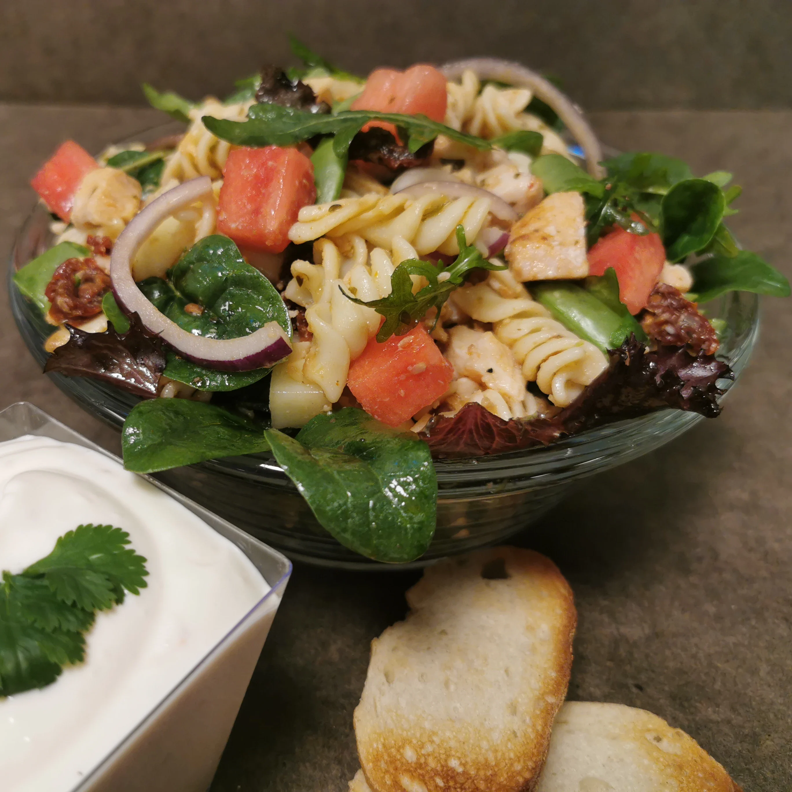 Våran lyx kycklingsallad, här med thaidressing och baguette