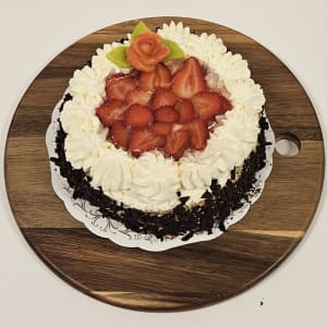 Sockerkaka, jordgubbssylt, vaniljkräm, grädde, jordgubbar, gélé, chokladspån.