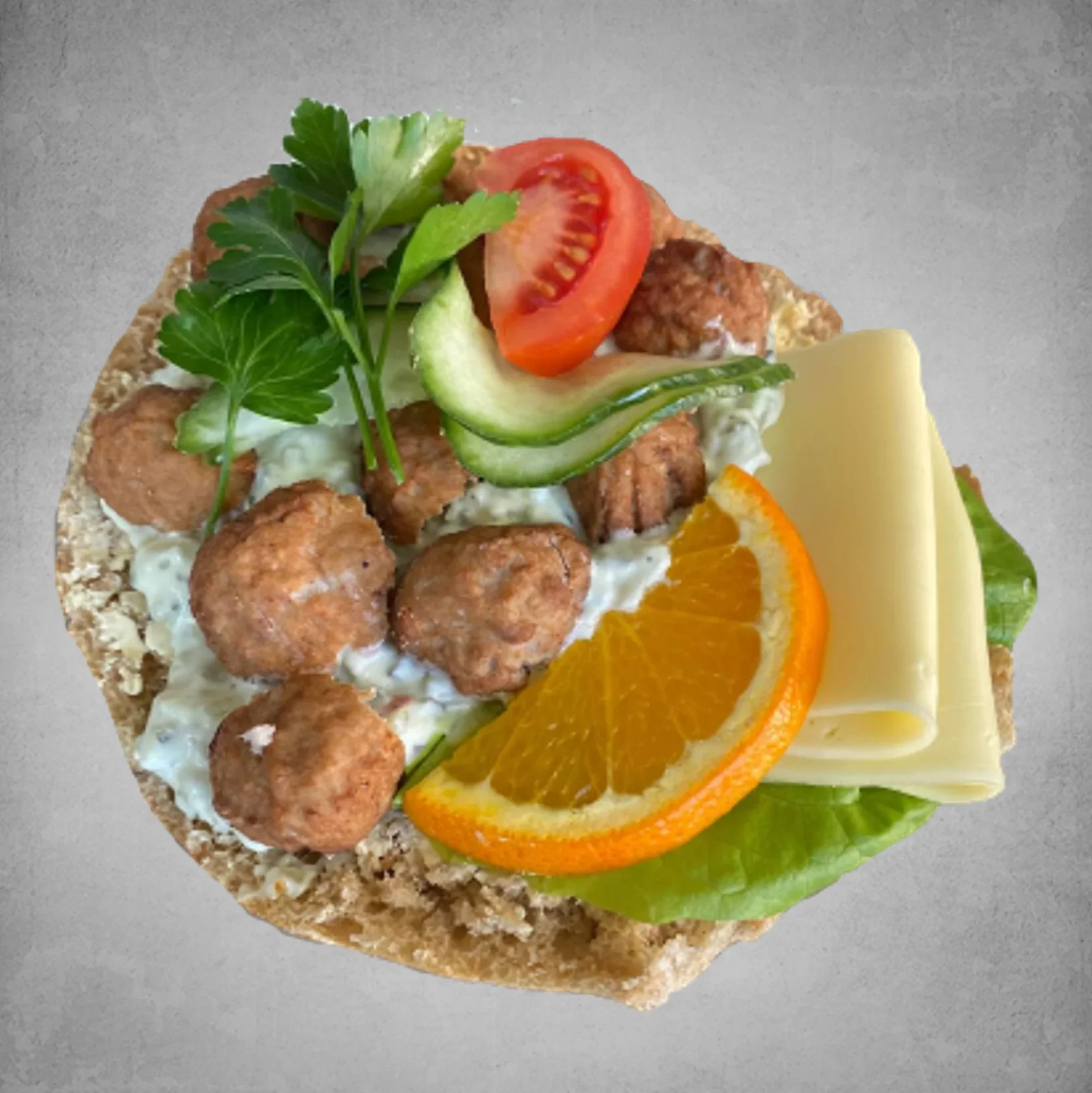 Köttbullesmörgås med gurksallad