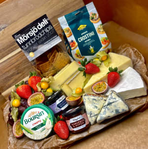 Brieost, Kaltbach, Morfar Päroncognac, Boursin färskost vitlök, Gruyere, St agur, Marmelad, Druvor, Passionsfrukt, Jordgubbar, Physalis, Mörsjö delikex, Crostini.