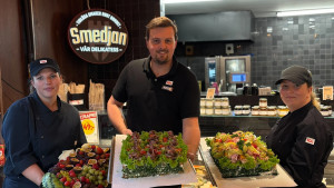 Personal på ICA Supermarket Riddaren i Hova med cateringsortiment.