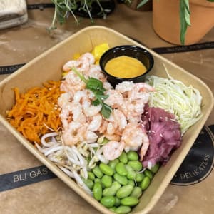 Pokebowl med räkor, risnudlar och Sriracha Majonnäs