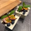Len mousse med smak av persika & passion toppad med krossad mörkchoklad, passionsfrukt och bär.