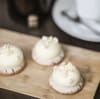 Citronbiskvier upplagda på fat, syrlig insida doppade i vit choklad