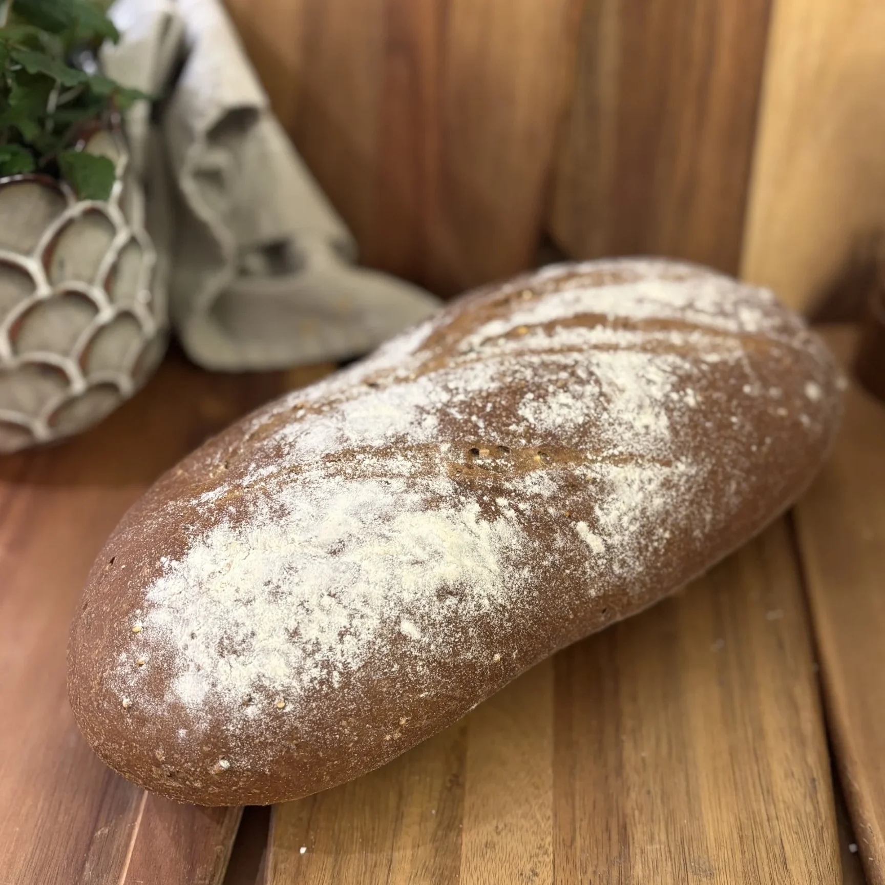 Ett  grovt grekiskt bröd med mjöl på sig.
