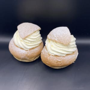 Mjuk kardemummabulle med lyxig semlefyllning och fluffig grädde toppad med florsocker.