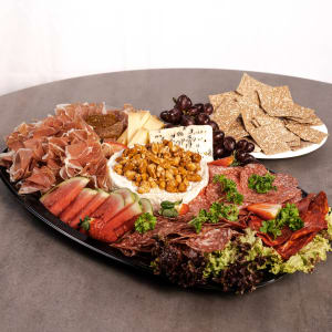 Exklusiv chark- & ostbricka med brie, salami & melon