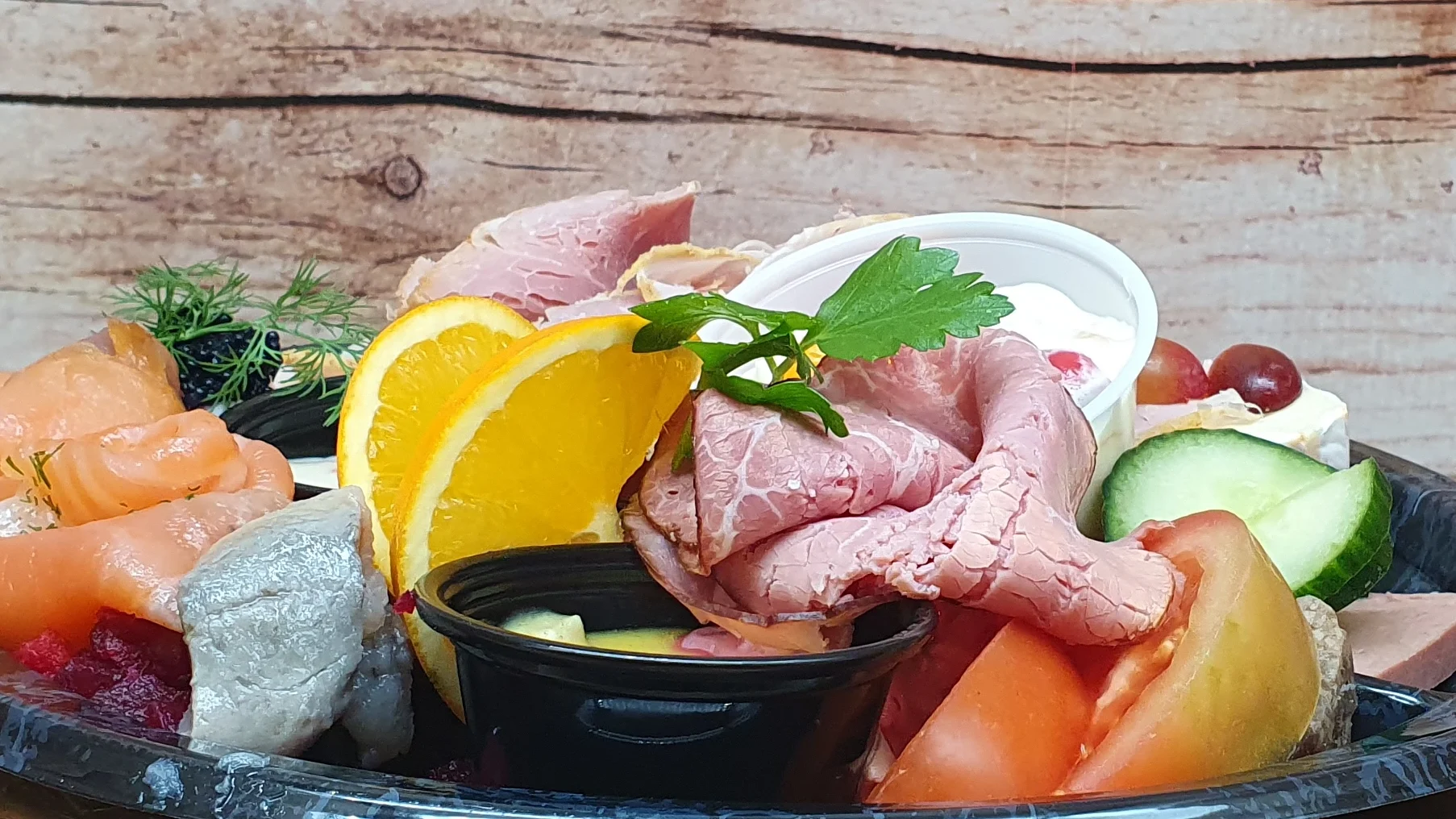 Julens mat upplagd på ett fat i plast.