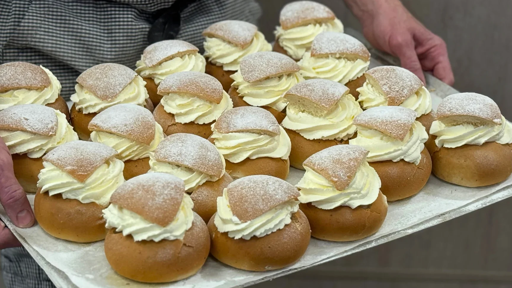 Nybakade klassiska semlor på ett fat.