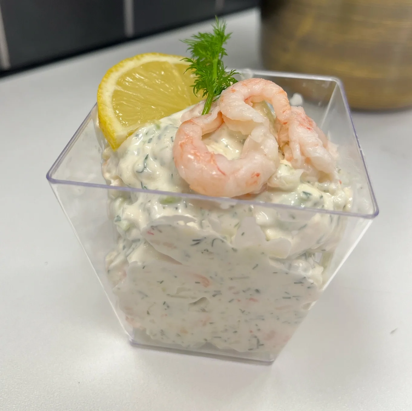 En lyxig skagen med handskalade räkor, västerbottensost och grönt äpple.