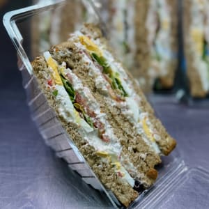 sandwich med skagen och grönsaker