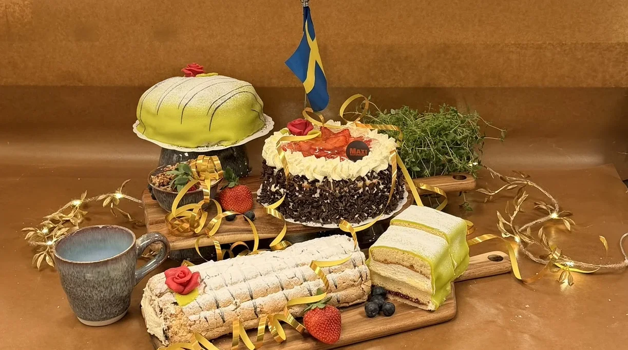 Planka med fläskfile, kycklingfile, rostbiff. 5sorters exotisk frukt och 2 sorters ostar.