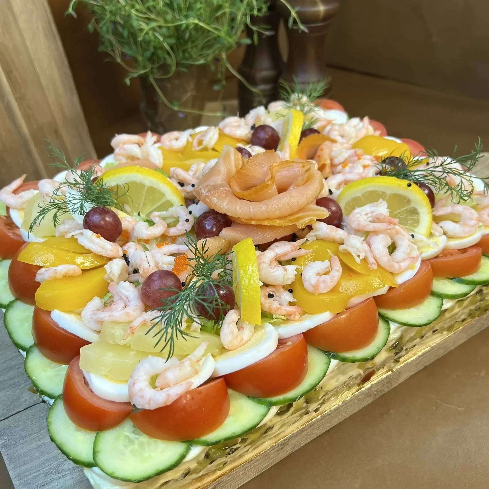 Smörgåstårta orginalet från 80-talet! fylld med en tonfisk och skinka. perfekt till festen, brölloppet eller begravningen.