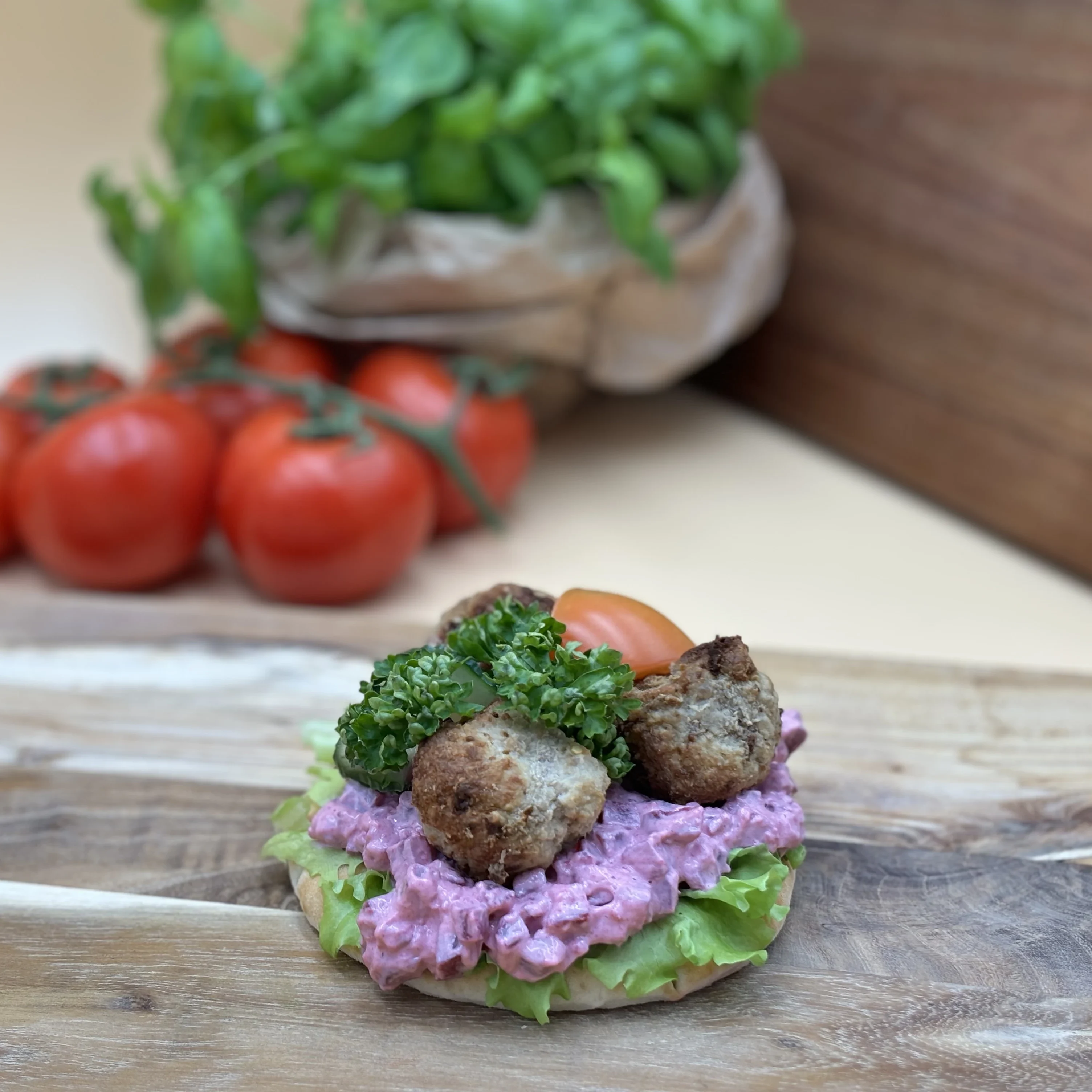 Smörgås med köttbullar och rödbetssallad