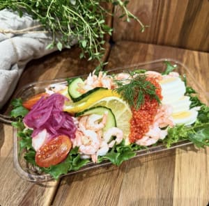 Räkmacka på rågbröd med massor av härligheter på