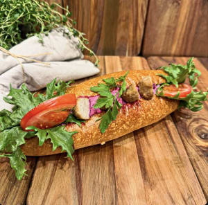Baugett med köttbullar, rödbetsallad och grönsaker