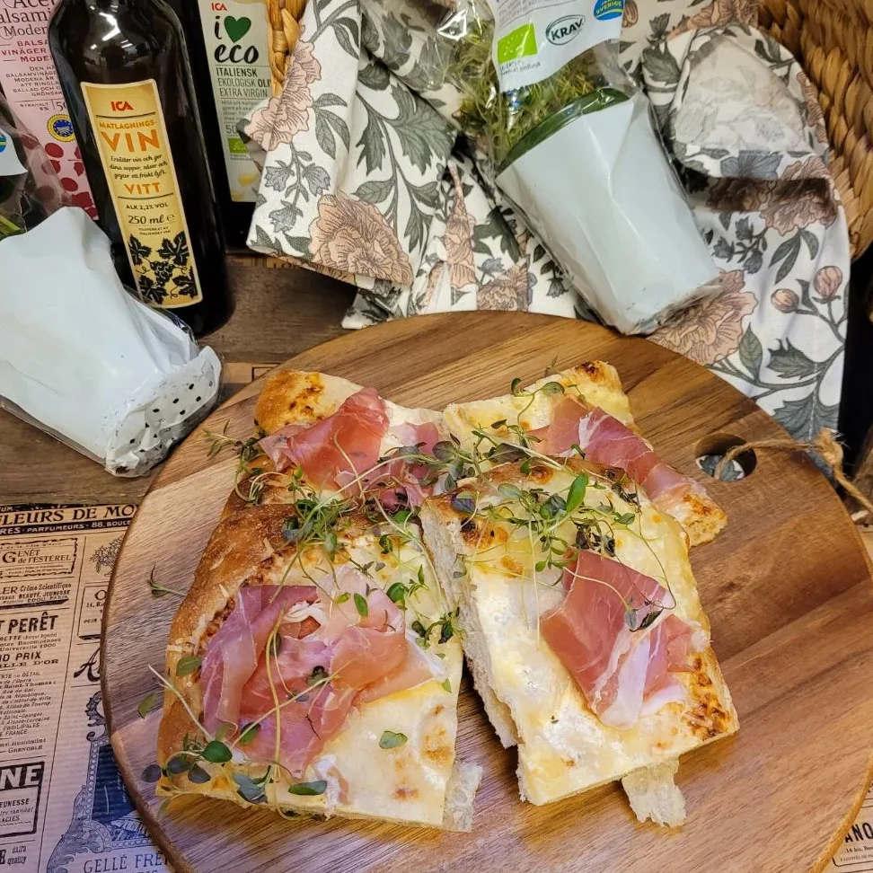 Vår underbart goda Pinsa bianco som ingår i den Italienska buffén finns även att beställa för sig!