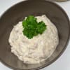 En röra på vindelrökt skinka, cremefraiche, majonäs och sambaloelek.