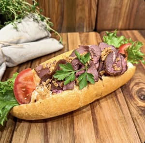 Baugett med potatisallad, rostbiff och grönsaker