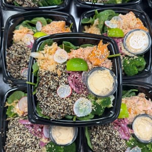 Poké Bowl med varmrökt lax och annat