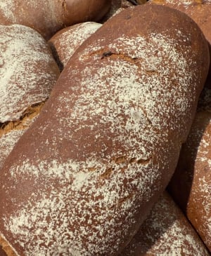 Vörtbröd med russin bakat från grunden i vårt bageri.