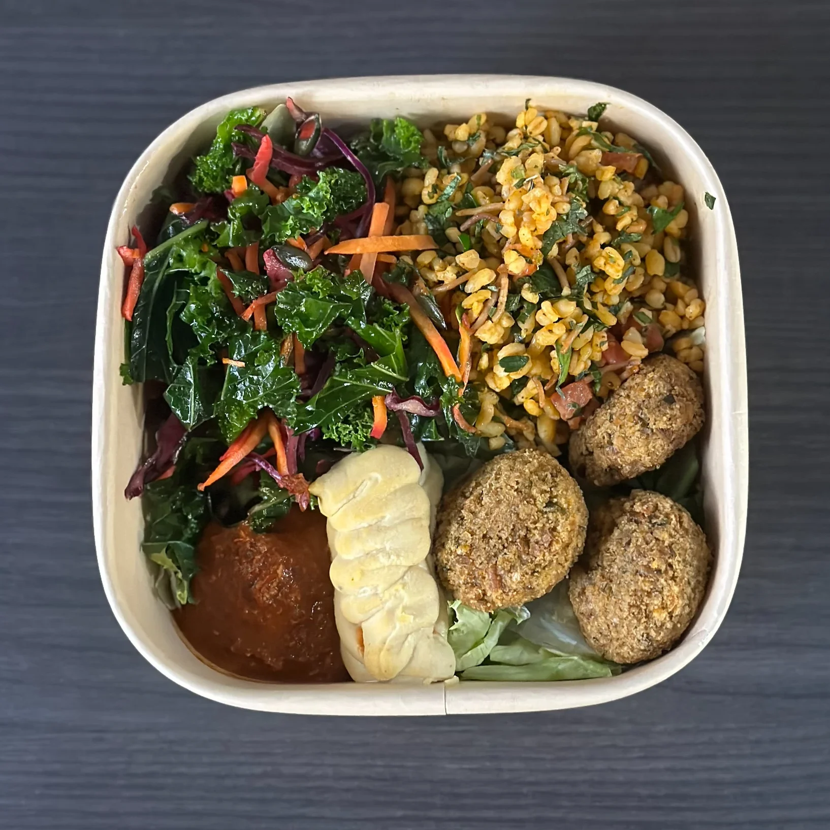 En Vegansk Mezeinspirerad sallad med Tabbouleh, falafel, hummus, mhamara(paprikaröra med VALNÖTTER) och en härlig grönkålssallad
