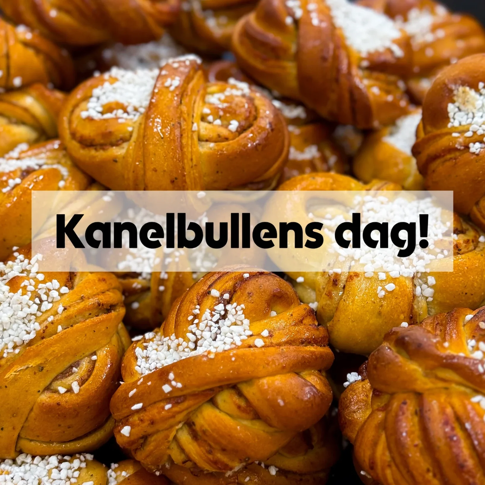 Bilden visar personal so mtillverkar en smörgåstårta