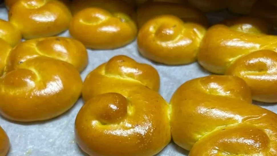 En plåt med nygräddade lussekatter