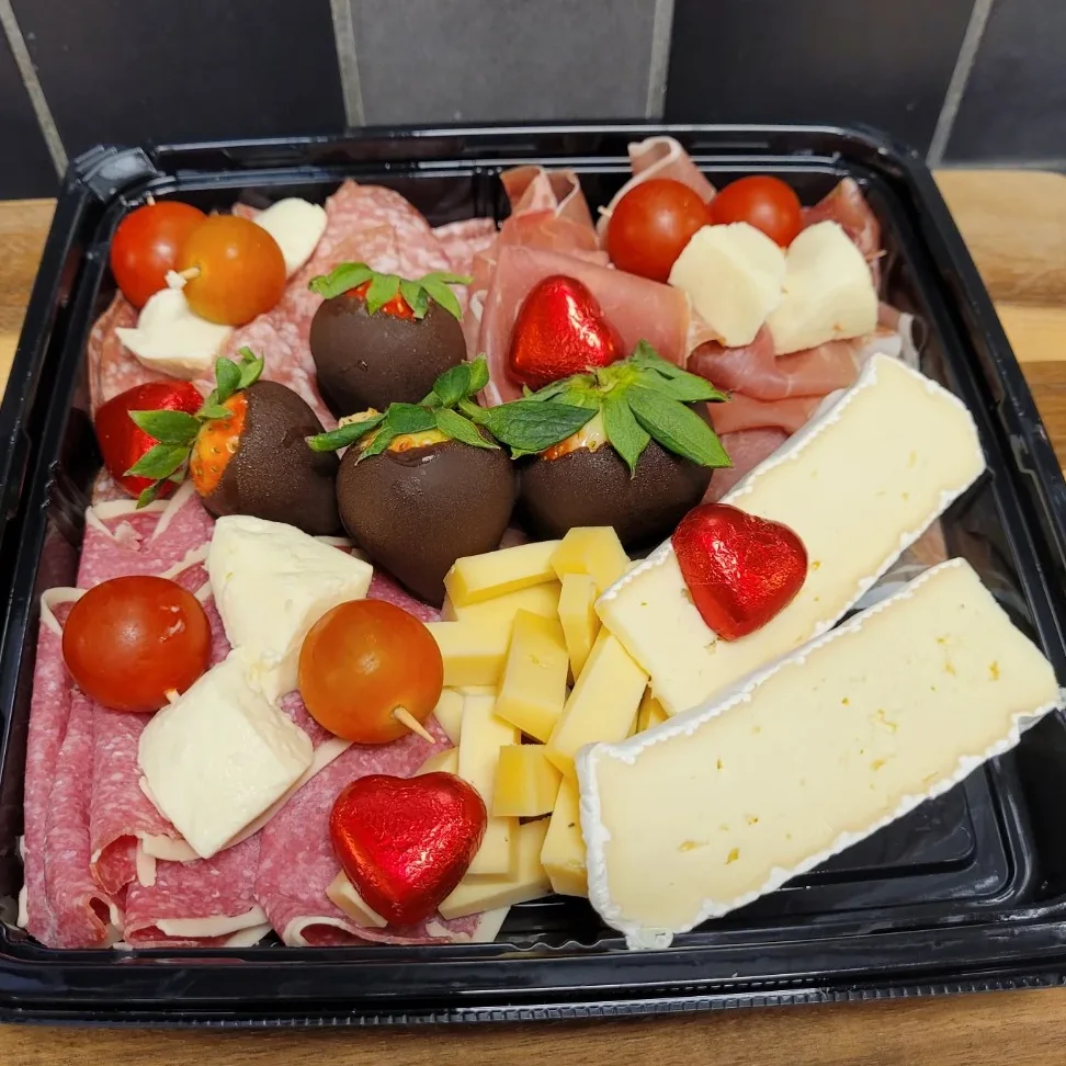 Charkbricka för två, salami, ost, choklad, egenproducerad, delikatessen, maxifamiljen