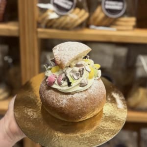 Påsksemla med lemoncurd, vaniljkräm, grädde och krossade godis chokladägg.