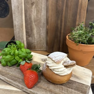 En saftig semlebulle med vaniljkräm & biscoff